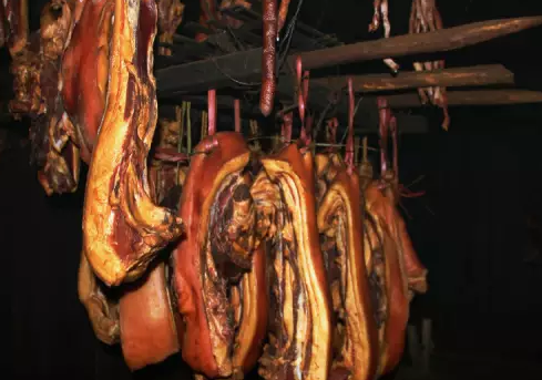 云陽(yáng)熏臘肉濃濃白煙很香，很好，很濃