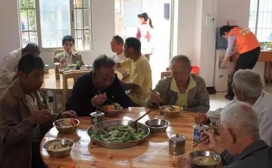他自建”開心食堂“，為6個(gè)鄰村的老人免費(fèi)供飯！